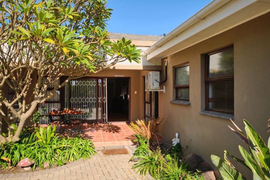6 Bedroom Property for Sale in Schoongezicht Western Cape